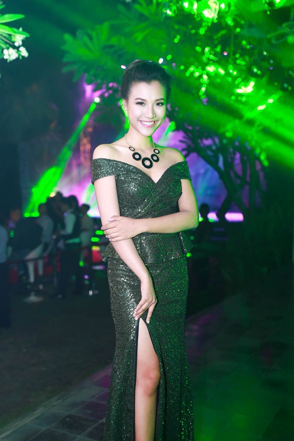 Á hậu Hoàng Oanh gợi cảm đón Van Nistelrooy - ảnh 1